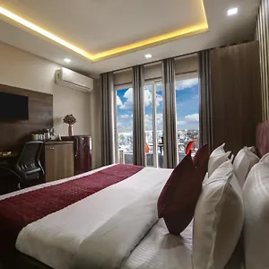 *** Hotel Limewood Silver Near Golf Course Road India